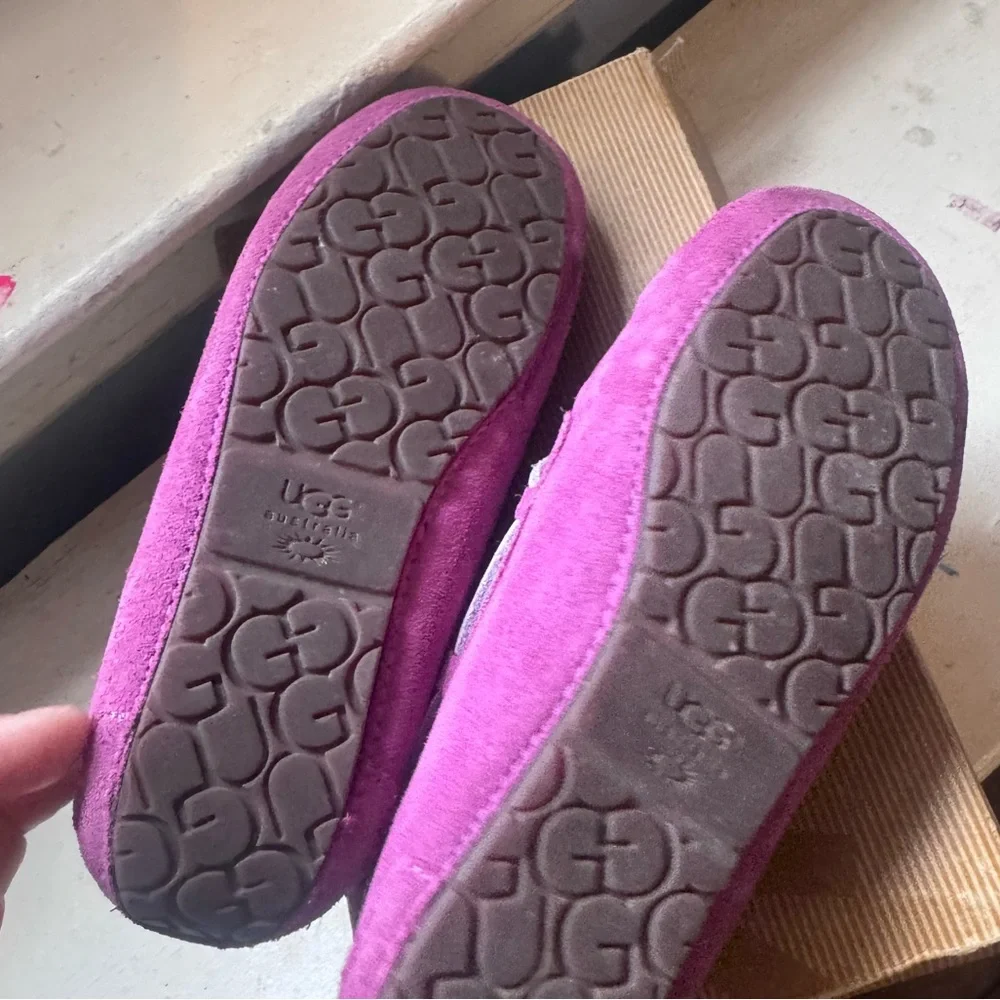 UGG kids  Magenta Moccasins Purple - Picture 2 of 5